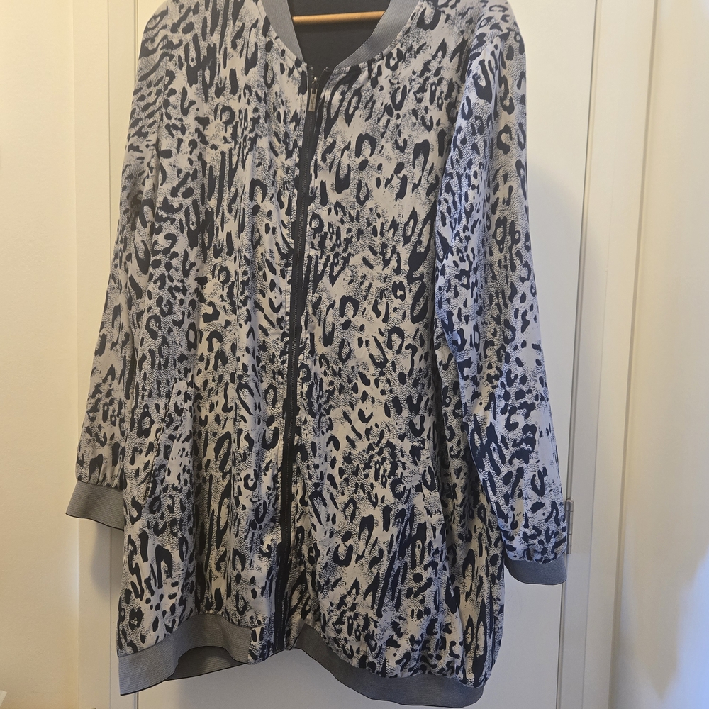 Light Gray and Blue  Leopard Print Zip-Front Jacket Lined 24" P2p 32' L